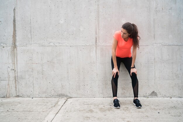 Atletische vrouw op een pauze van training