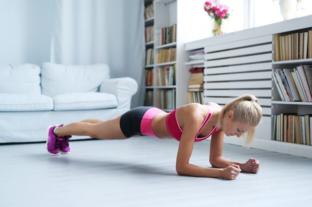 atletische vrouw thuis oefenen, training