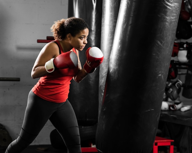 Atletische vrouw training voor boksen