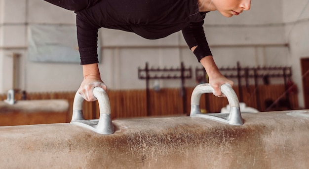 Gratis foto atletische vrouw uitoefenen op paard met bogen