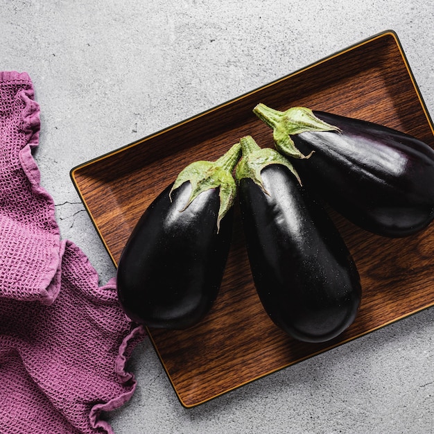 Aubergines op houten dienblad