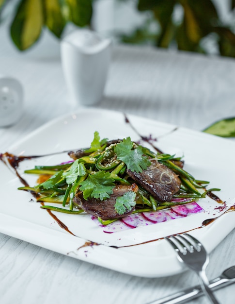 auberginesalade met ruccola in de plaat