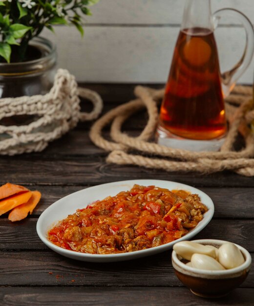 Auberginesaus op de tafel