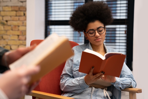 Gratis foto authentieke boekenclubscène