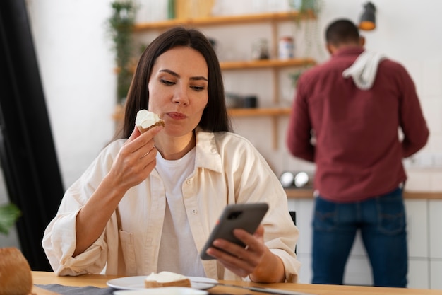 Gratis foto authentieke mensen die verse kaas eten