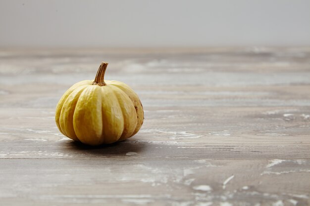 Authentieke pompoenen op houten tafel achtergrond