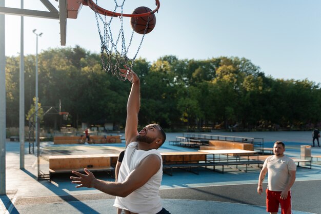 Authentieke scènes van overgrote mannen die basketbal spelen