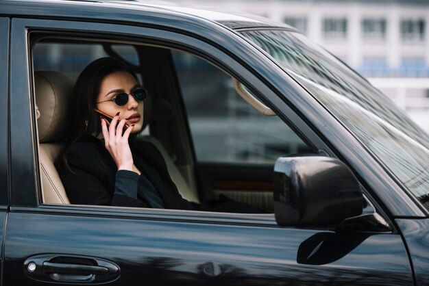 Auto met vrouw bewaakt door beveiliging