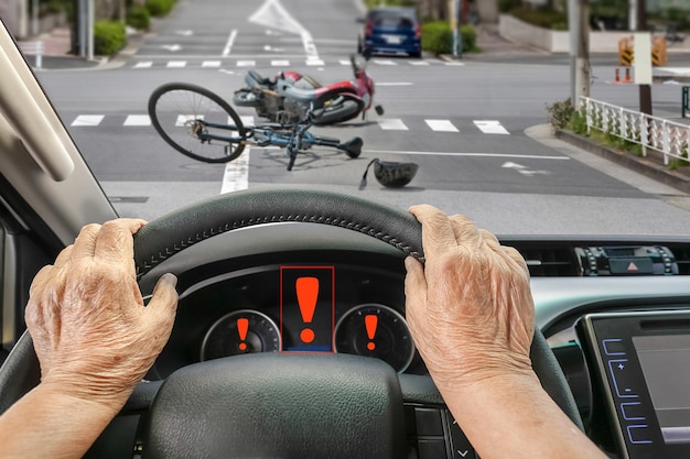 Auto-ongeluk met bejaarde chauffeur in de stad