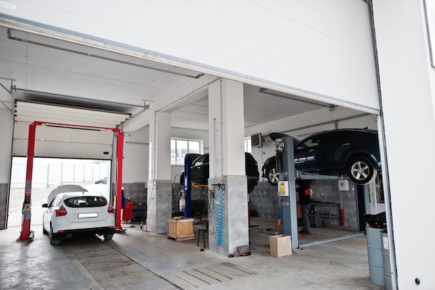 Auto's hijsen in onderhoud bij garage tankstation