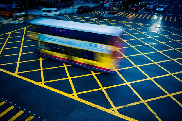 Auto&#39;s rijden door geel geen parkeerplaats