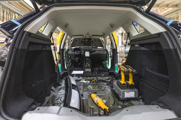 Gratis foto automobiel productielijn lassen carrosserie moderne auto assemblagefabriek auto binnen