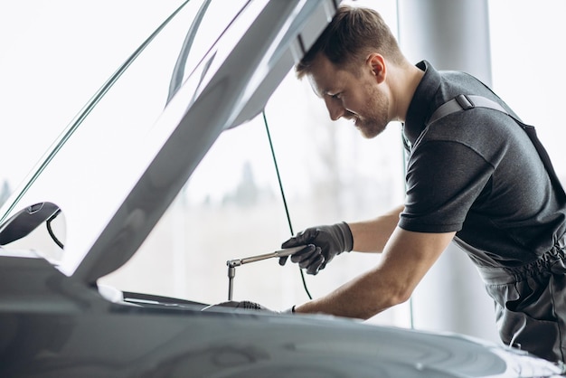 Automonteur bij autoservice die de auto controleert