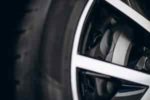 Gratis foto autowiel met nieuwe banden close-up