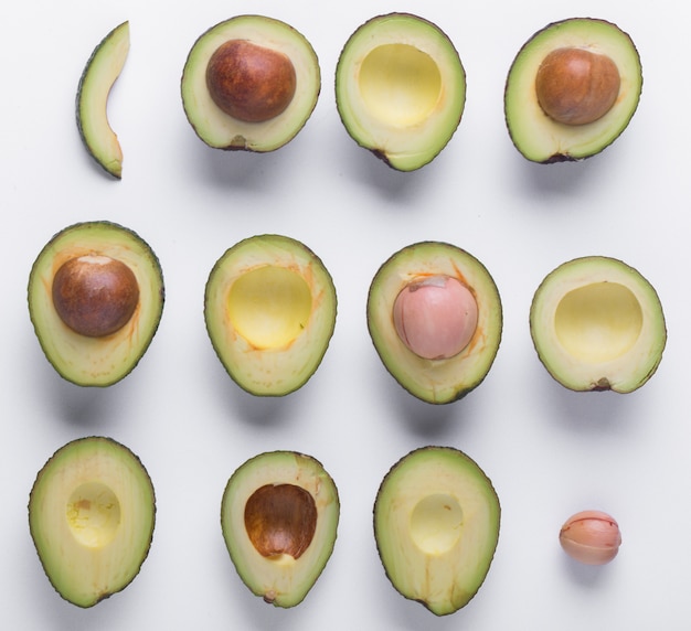 Gratis foto avocado op de tafel