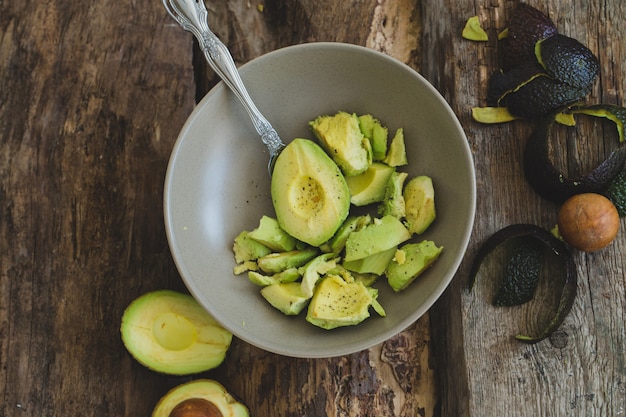 Gratis foto avocado op de tafel