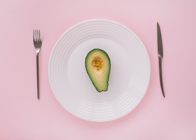 Avocado op een schotel