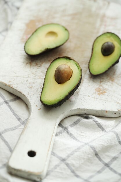 avocado's op houten snijplank