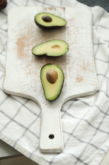 Gratis foto avocado's op houten snijplank