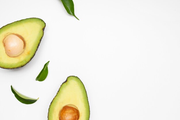 Avocado set geïsoleerd op een witte ondergrond