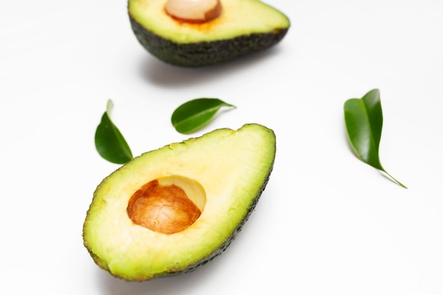 Gratis foto avocado set geïsoleerd op een witte ondergrond