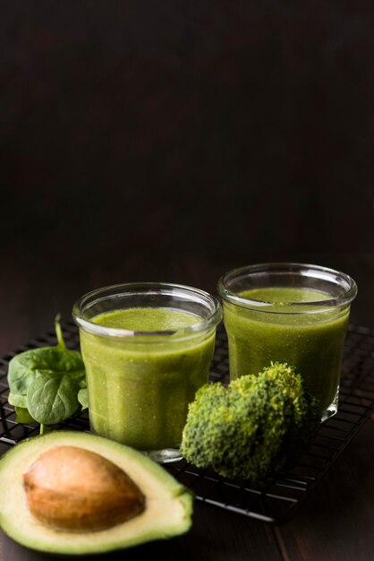 Avocado smoothies met hoge hoek