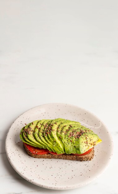 Avocadotoost op plaat met exemplaarruimte