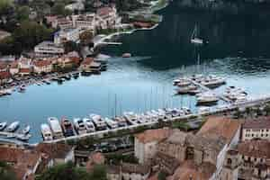 Gratis foto avond uitzicht op de oude stad van de baai van kotor vanaf de berg lovcen