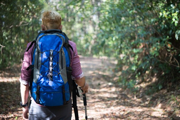 Avontuur jonge man wandelen in de bergen met een rugzak.