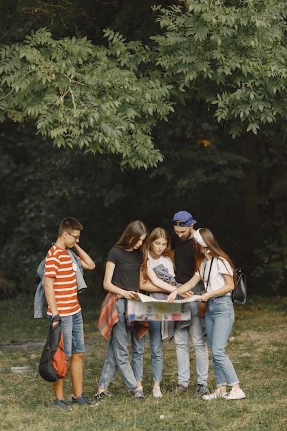 Avontuur, reizen, toerisme, wandeling en mensenconcept. echtpaar in een bos.