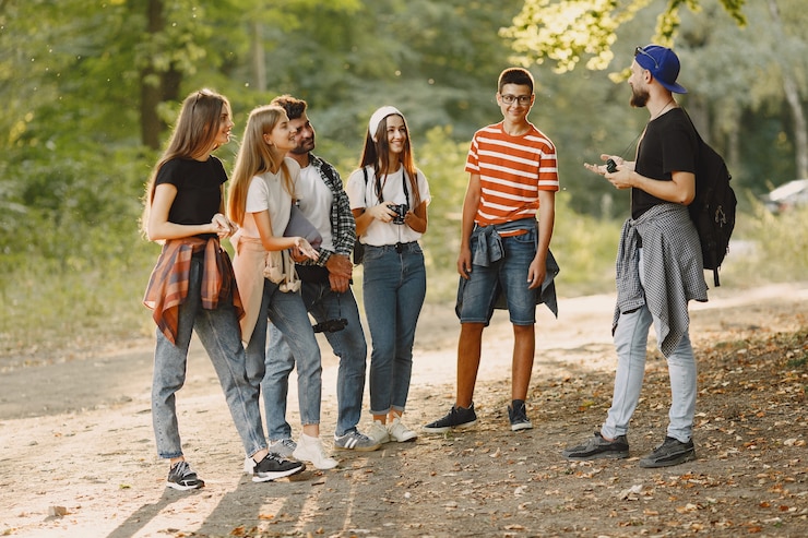 Gratis Foto avontuur, reizen, toerisme, wandeling en mensenconcept. groep lachende vrienden in een bos.