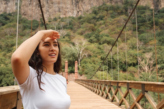 Gratis foto avontuurlijke vrouw in de natuur