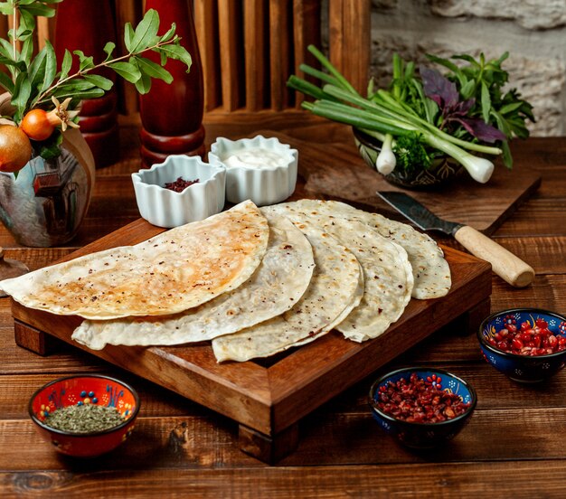 Azerbeidzjaanse gutab gevulde flatbreads met gehakt en kruiden