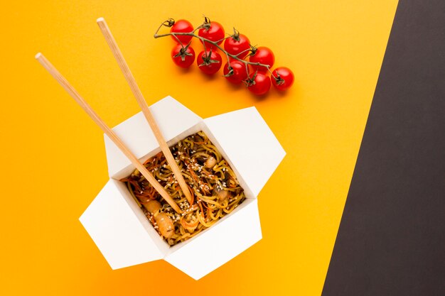 Aziatisch eten met tros tomaten