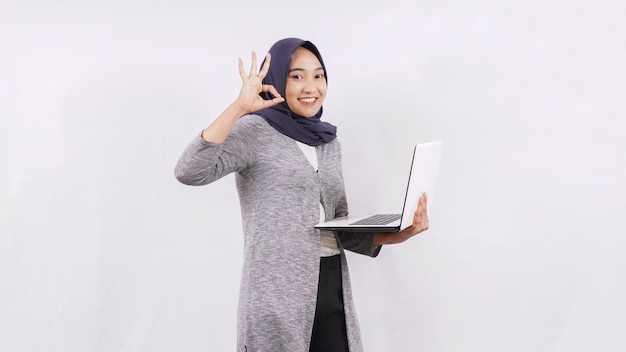 Aziatisch meisje openen laptop gebaar ok geïsoleerd op witte achtergrond