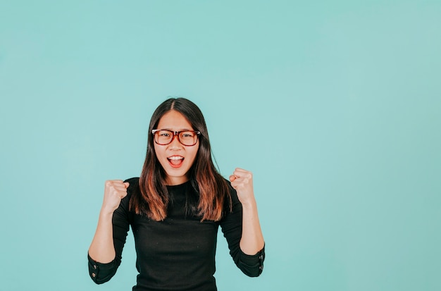 Aziatisch vrouw het vieren succes