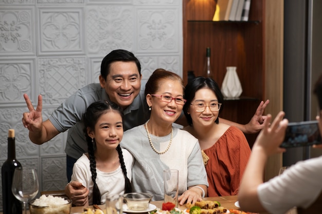 Aziatische familie die samen eten.