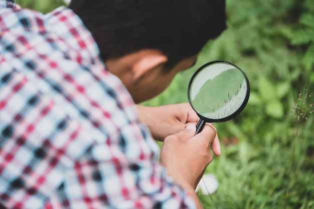 Gratis foto aziatische jongen in de klasse van het wetenschapsonderwijs.