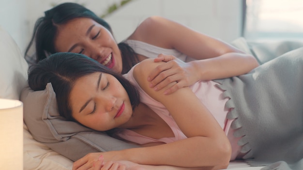 Aziatische lesbische lgbtq vrouwen koppelen thuis wakker.