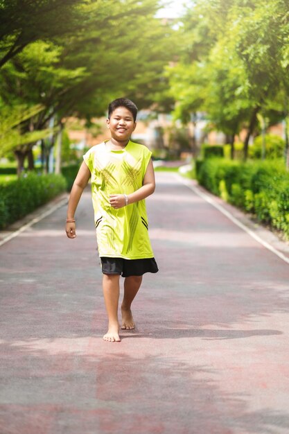 Aziatische man joggen in het park in zonnige ochtend