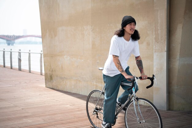 Aziatische man rijdt op zijn fiets