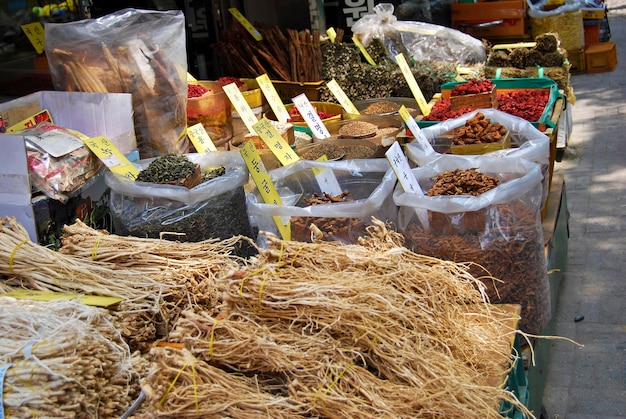 Aziatische markt van gedroogde planten kruiden