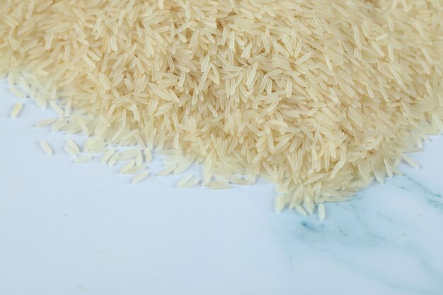 Aziatische rijst op het blauwe marmer