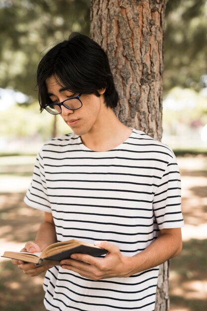 Aziatische tiener student leesboek