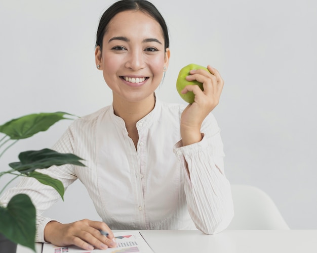 Aziatische vrouw die een appel houdt