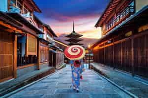 Gratis foto aziatische vrouw, gekleed in japanse traditionele kimono op yasaka pagoda en sannen zaka street in kyoto, japan.