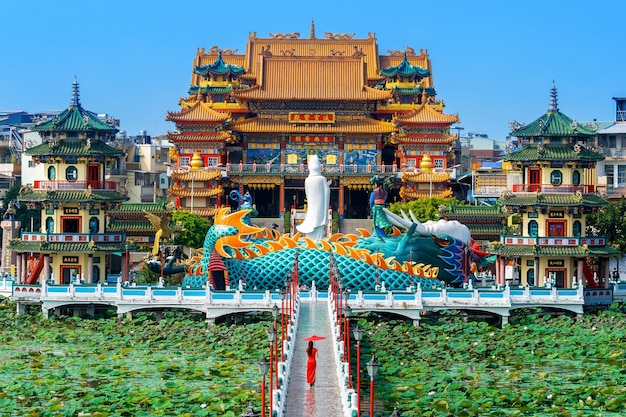 Aziatische vrouw in het traditionele Chinese kleden lopen bij tempel in Kaohsiung, Taiwan.