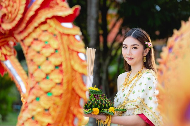 Aziatische vrouw in Thaise jurk traditionele greep kratong Loy krathong festival