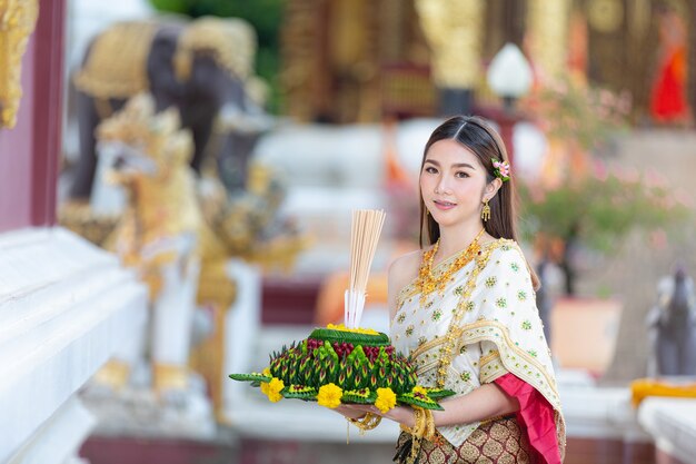 Aziatische vrouw in Thaise jurk traditionele greep kratong Loy krathong festival