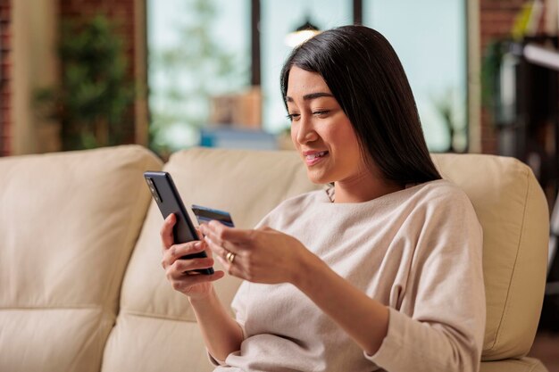 Aziatische vrouw koopt online winkelen met creditcard op telefoon, smartphonetegoed gelukkige vrouw betaalt internet webaankoop betalingsgeld klant Azië app betaling